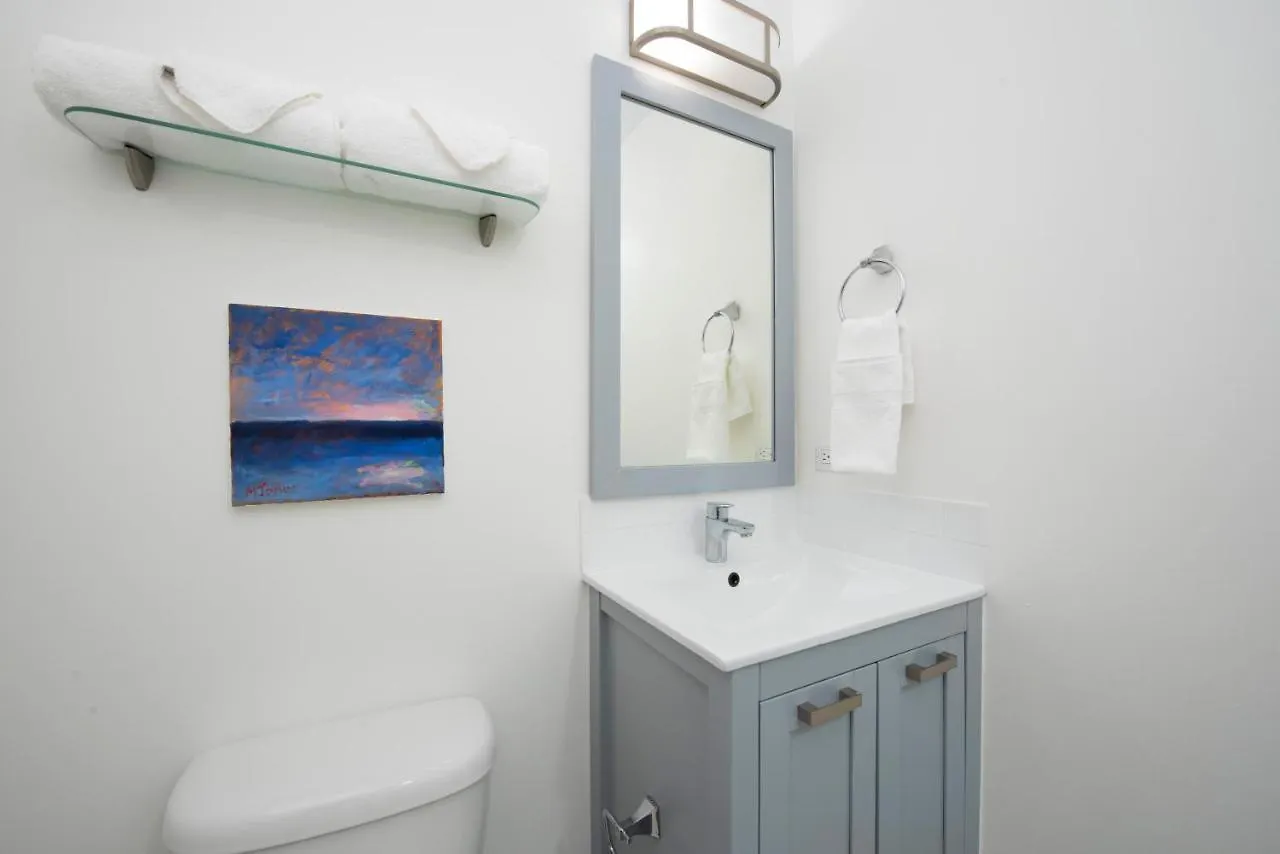 Snug Harbour View Condo #9 George Town Holiday home