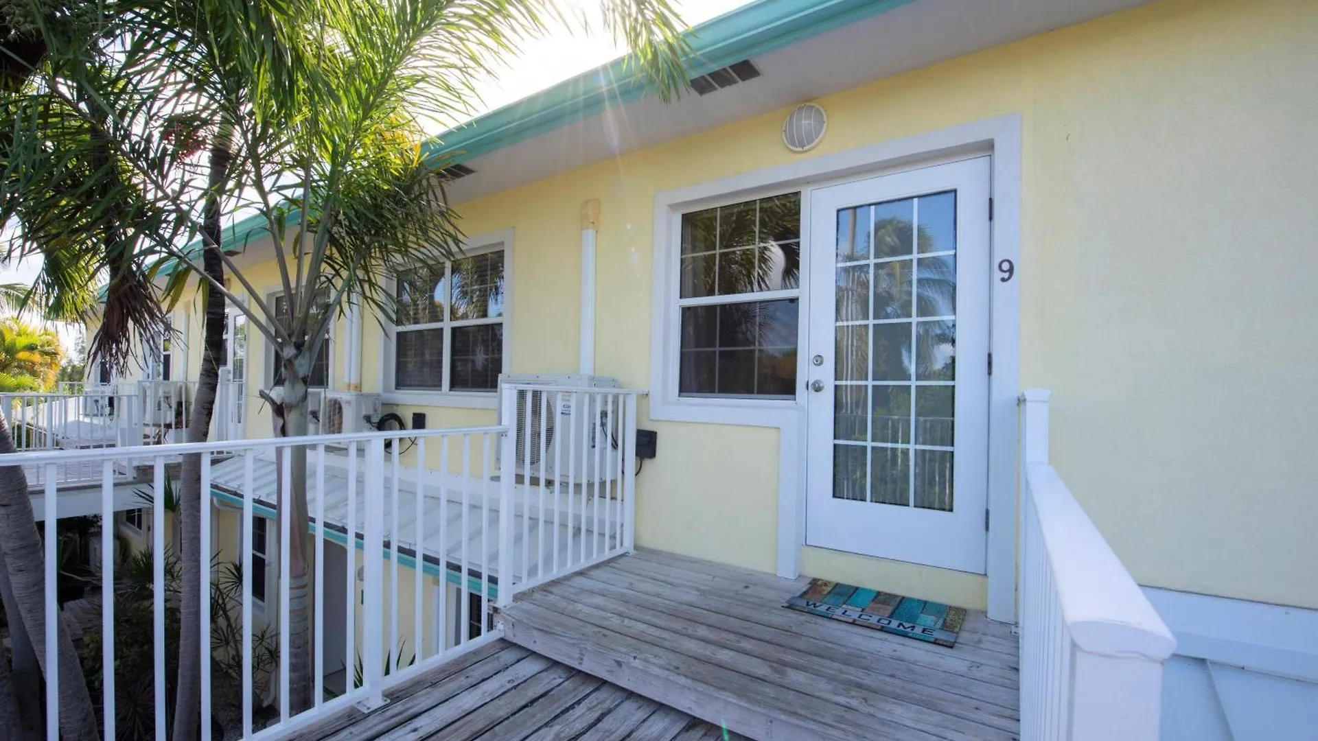 Snug Harbour View Condo #9 George Town Holiday home